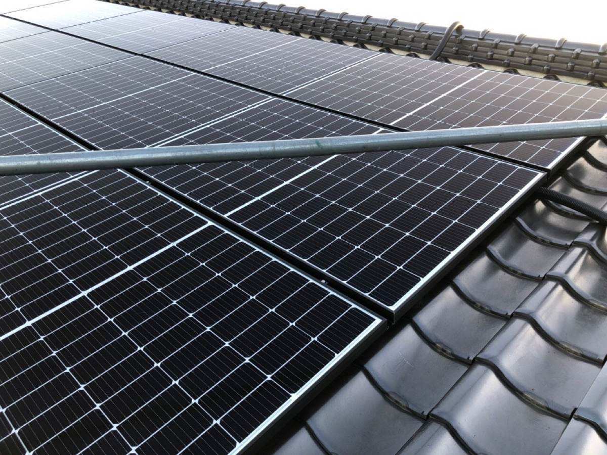 練馬区の施工事例:瓦屋根への太陽光パネル設置