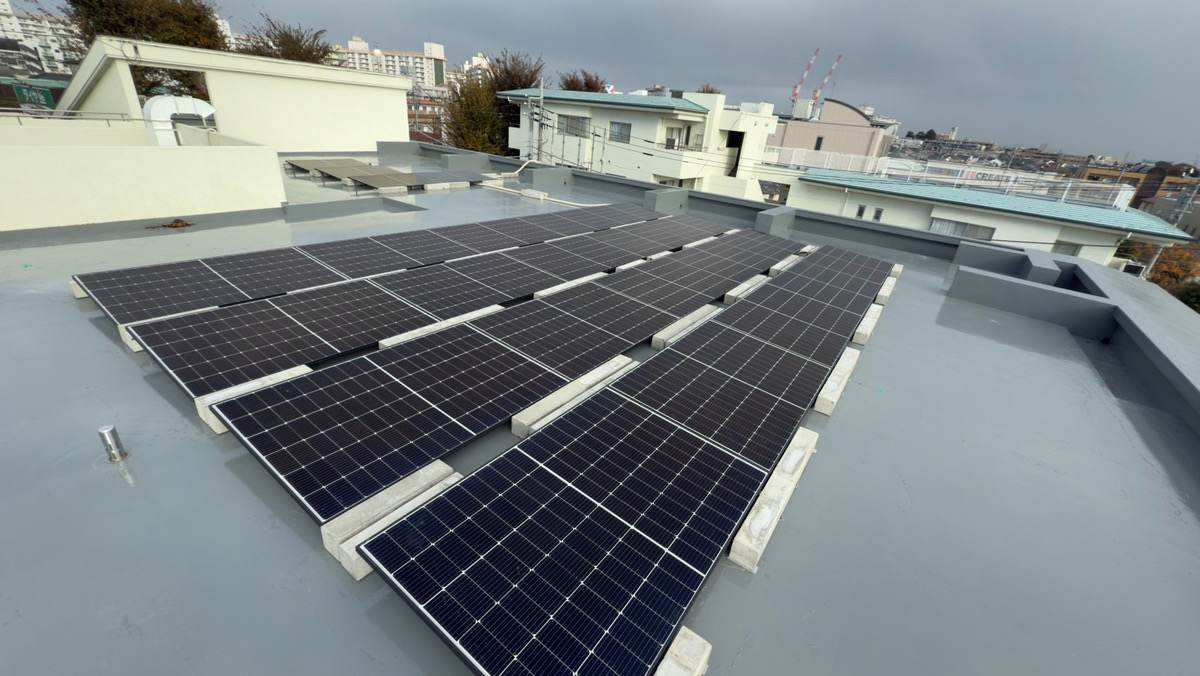 足立区の施工事例:陸屋根への太陽光パネル設置