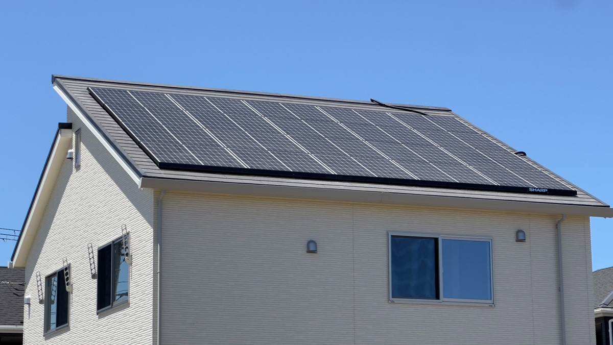 太陽光パネルを設置した戸建て住宅の屋根